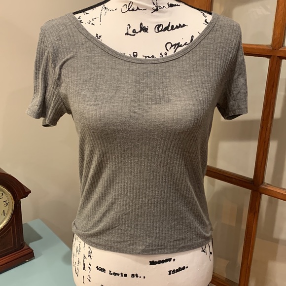 Hollister Tops - Hollister Women's Grey Scoop Neck Short Sleeve Crop Top w/ Deep Back , Size L